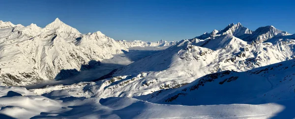 Матеріальна долина і засніжені гори, захід сонця, вид зимового ландшафту Швейцарські Альпи легкі хмари в долині — стокове фото
