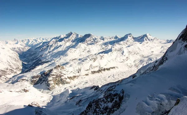 Zermatt cidade Mattertals pôr do sol vista inverno neve paisagem Alpes suíços panorama — Fotografia de Stock