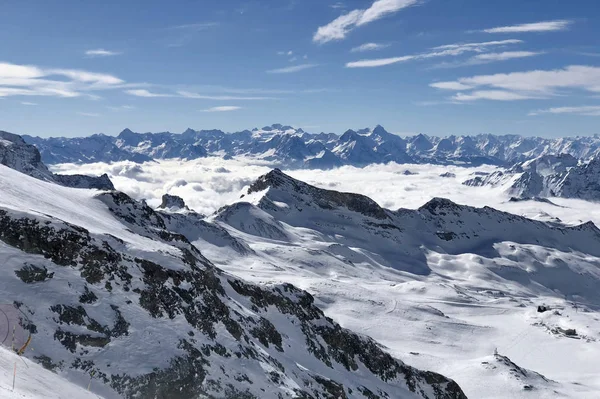 Zermatt Breuil cervinia mar de nuvens em montanhas de vale vista emergente céu perfeito — Fotografia de Stock