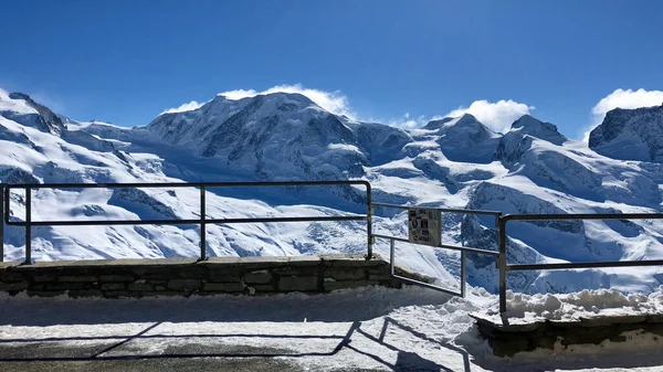 Panoráma Zermatt monte rosa theodul gleccser kilátás hegy tél hó táj Svájci Alpokban felhők kilátás pont — Stock Fotó