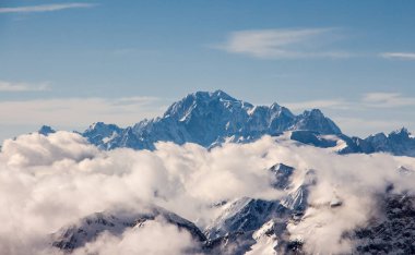 Zermatt mont beyaz bulut denizi vadiden yükselen dağ mükemmel gökyüzü