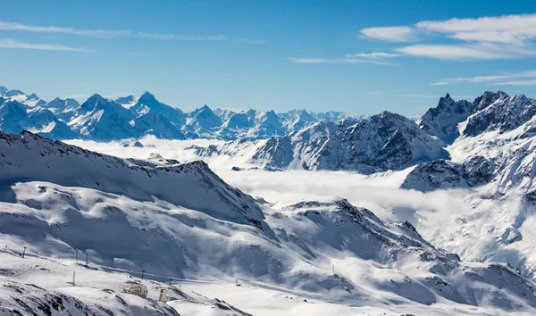 Zermatt sea of clouds in valley mountains emerging view perfect sky — ストック写真