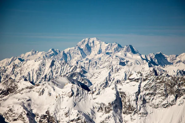 Zermatt mont blanc perfekter himmelblick schneebedeckte berge winter — Stockfoto