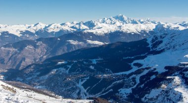 Courchevel manzaralı Mont Blanc kalabalık arka plan günbatımı karlı dağ manzaralı Fransa alpleri 