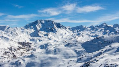 Val Thorens Aiguille peklet peclet buzulu. Gün batımı, karlı dağ manzarası. Fransa alp. 