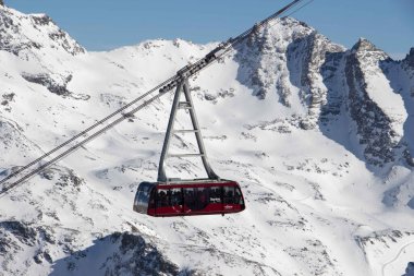 Courchevel Saulire gondol kabin manzaralı siyah yamaçlı, gün batımlı, karlı dağ manzaralı Fransa her zaman 