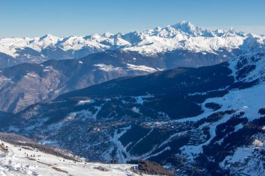 Courchevel manzaralı Mont Blanc kalabalık arka plan günbatımı karlı dağ manzaralı Fransa alpleri 