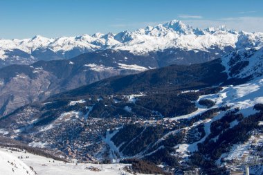 Courchevel manzaralı Mont Blanc kalabalık arka plan günbatımı karlı dağ manzaralı Fransa alpleri 