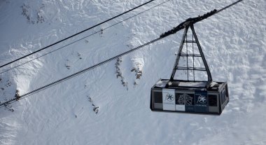Courchevel Saulire gondol kabin manzarası. Büyük siyah yamaç. Gün batımı. 