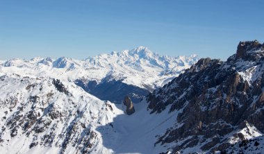 Mont Blanc manzaralı karlı dağ Mont Vallon Meribel 'den 3 vadi