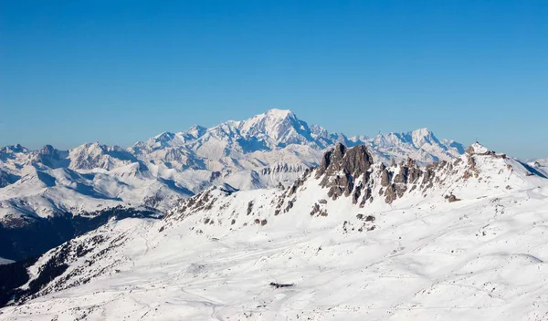 Mont Blanc vista do pôr do sol com encostas de montanha nevada meribel de Mont Vallon Meribel 3 vales — Fotografia de Stock