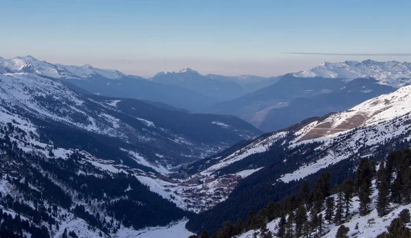 Meribel vale pôr do sol vista neve paisagem montanhosa França alpes — Fotografia de Stock