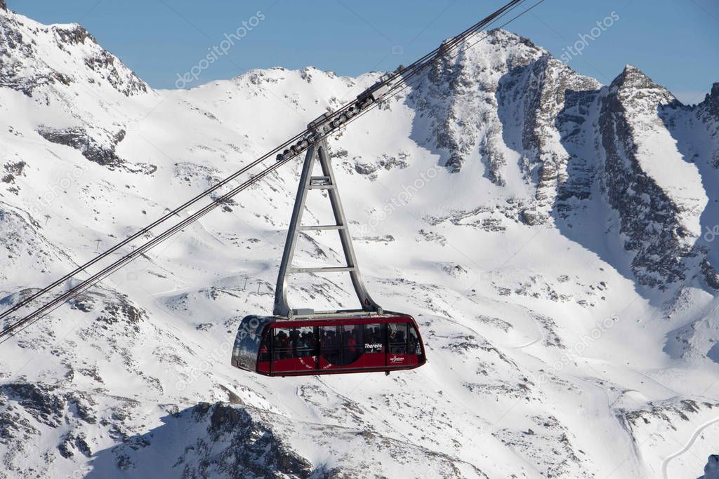 Courchevel Saulire gondola cabin view aiguille fruit black slope sunset snowy mountain landscape France alpes 