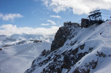 Pic de Saulire kabin istasyonu. Gün batımı manzarası. Karlı dağ manzarası. 