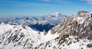 Mont beyaz gün batımı manzaralı karlı dağ Mont Vallon Meribel 'den 3 vadi