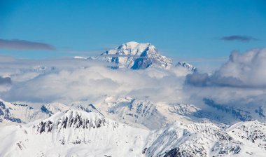 Mont Blanc gün batımı manzarası. Mont Vallon Meribel 'den gelen karlı dağ manzarası. 3 vadi.