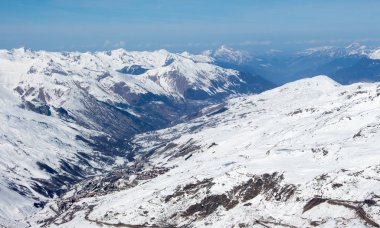Val thorens les menuire vadi günbatımı karlı dağ manzarası Fransa alp. 