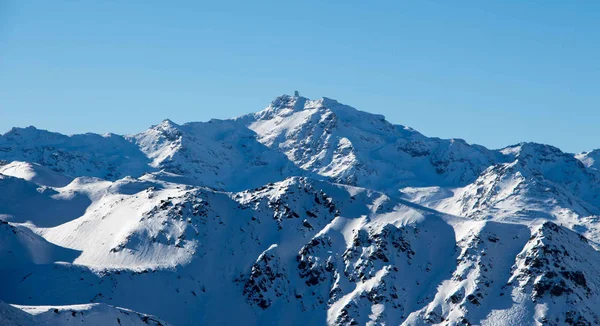 Col de dorens peclet val dornen gondelhütte blick sonnenuntergang schneebedeckte berglandschaft frankreich alpen — Stockfoto