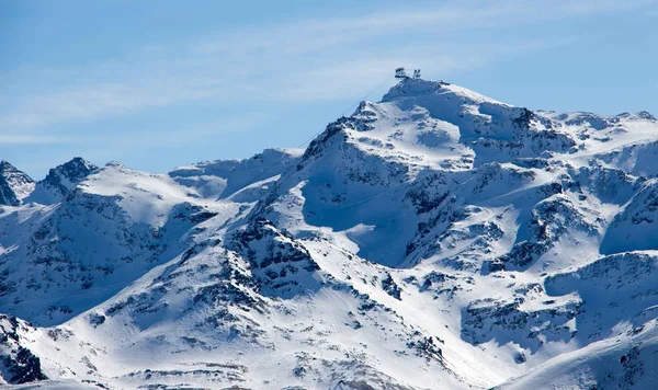 Col de dorens peclet val dornen gondelhütte blick sonnenuntergang schneebedeckte berglandschaft frankreich alpen — Stockfoto