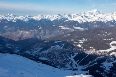 Courchevel manzaralı Mont Blanc kalabalık arka plan günbatımı karlı dağ manzaralı Fransa alpleri 