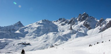 Pic de Saulire Courchevel panoramic view kabin istasyonu Grand Couloir siyah yamaç gün batımı karlı dağ manzarası Fransa alp. 