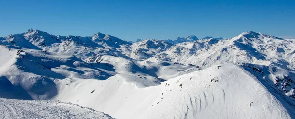 Meribel mottaret val thorens vista pico sol nevado montaña paisaje Francia alpes 3 valles — Foto de Stock