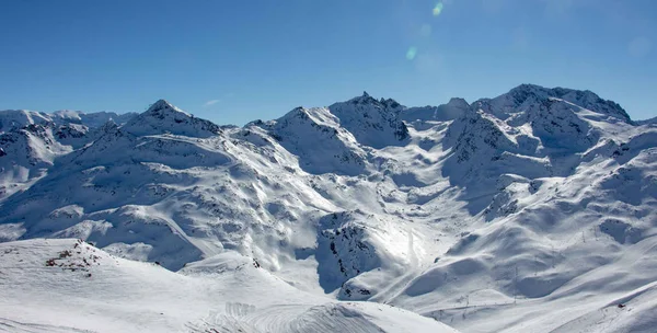 Meribel mottaret val thorens θέα κορυφή ήλιος χιονισμένο ορεινό τοπίο Γαλλία alpes 3 vallees — Φωτογραφία Αρχείου