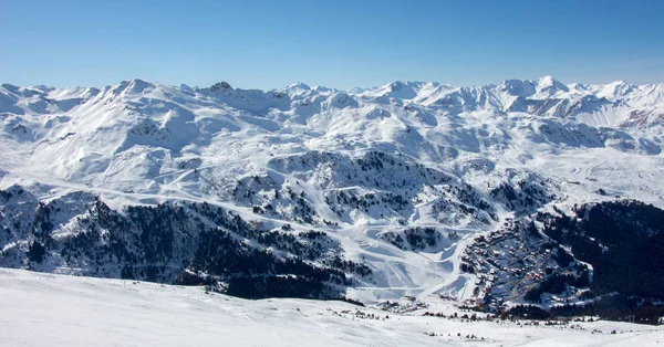 Meribel mottaret πανοραμική θέα κοιλάδα ήλιο χιονισμένο ορεινό τοπίο Γαλλία alpes 3 vallees — Φωτογραφία Αρχείου