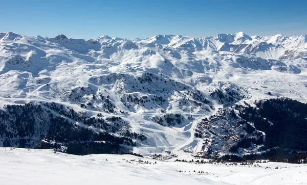 Meribel mottaret dal utsikt sol snöig bergslandskap Frankrike alperna 3 vallees — Stockfoto