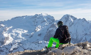 Kayak manzarası marmolada gün batımı yalnız ruh hali Kış dağı ilkel dolomitleri