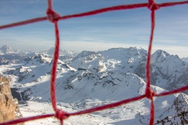 Marmolada italyan Dolomitler günbatımı panoramik manzara mavi gökyüzü çerçevesi Kış Dağları manzarası Wolkenstein