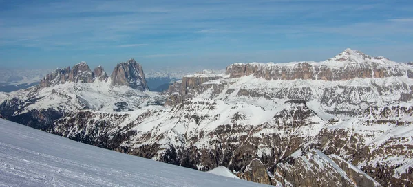 Sella stock langkofel italia Dolomitas pôr do sol vista panorâmica céu azul Montanhas de inverno Paisagem Wolkenstein — Fotografia de Stock
