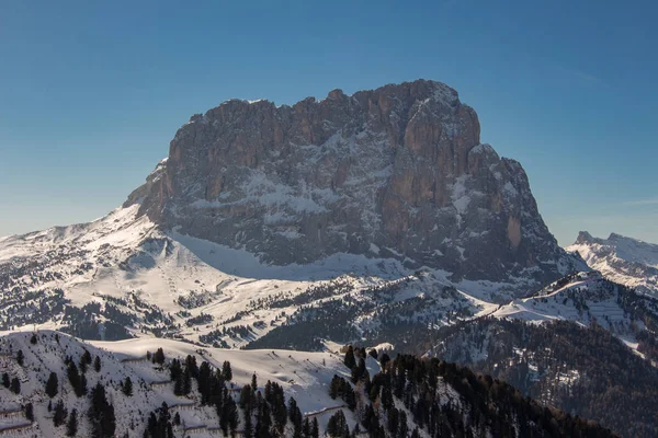 Olaszország Dolomitok Langkofel gyönyörű havas táj Wolkenstein naplemente kilátás Téli hegyek Olasz Alpok — Stock Fotó