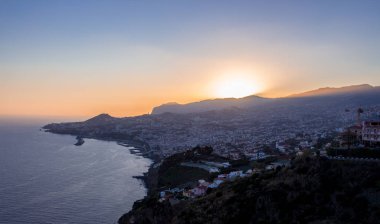 Gün batımı görünümü madeira miradouro Funchal körfezine bakıyor açık hava seyahat kavramı