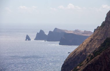 Ponta sao lourenco madeira Doğu noktası yürüyüş yolu fırtınalı deniz manzarası konsepti