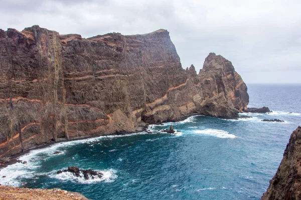 View Ponta sao lourenco madeira east point hiking path stormy sea weather outdoor landscape concept — Stock fotografie