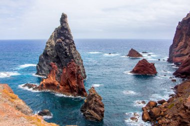 Ponta sao lourenco madeira Doğu noktası yürüyüş yolu fırtınalı deniz manzarası konsepti