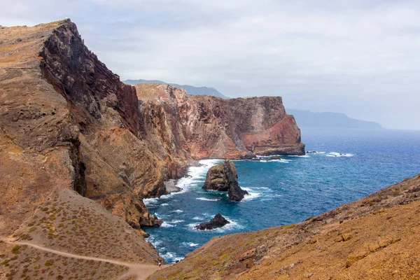 View Ponta sao lourenco madeira east point hiking path stormy sea weather outdoor landscape concept — Stock fotografie