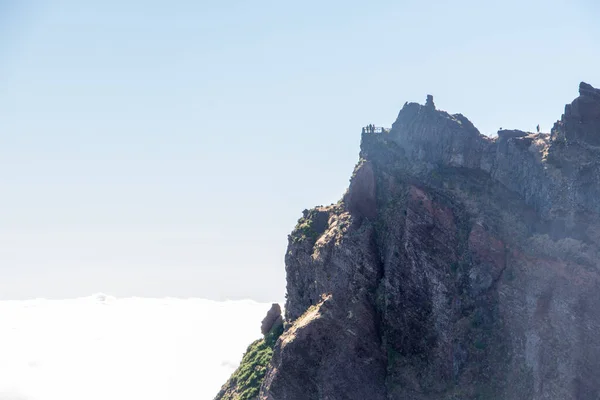 Montanhas da Madeira no alto do céu com mar de nuvens — Fotografia de Stock