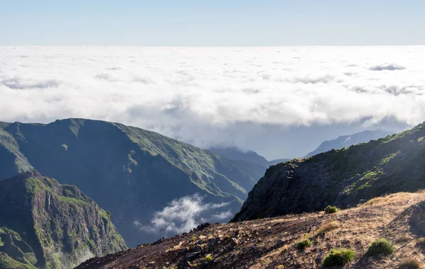Madeira montanha paisagem estrada espetacular vista horizonte seao de nuvens azul céu mar exterior viajando conceito — Fotografia de Stock