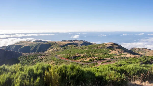 Горный ландшафт Мадейры захватывающий вид на горизонт голубое небо — стоковое фото
