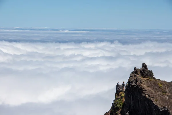 Montanhas da Madeira no alto do céu Caminho de caminhada com mar de nuvens — Fotografia de Stock