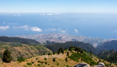 Madeira funchal dağ manzarası muhteşem mavi deniz manzarası açık hava seyahat konsepti