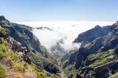 Madeira Dağları manzara yolu muhteşem manzara ufku bulutlar mavi gökyüzü deniz açık hava seyahat konsepti