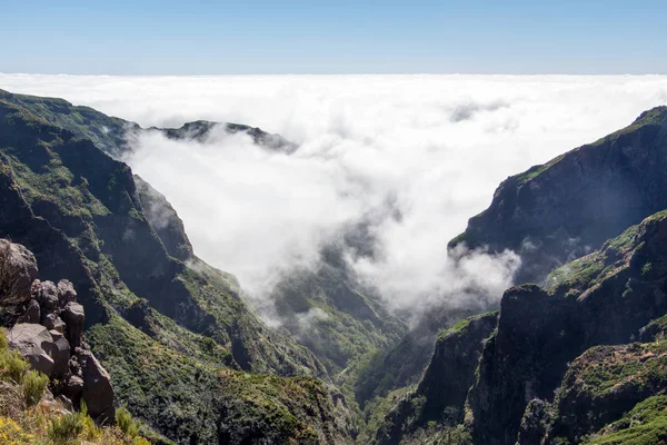 Madeira montanha paisagem estrada espetacular vista horizonte seao de nuvens azul céu mar exterior viajando conceito — Fotografia de Stock