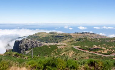 Madeira dağ manzarası muhteşem manzara ufuk mavi gökyüzü açık hava seyahat kavramı