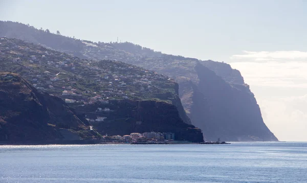 Falésias do litoral da Madeira Caminhadas pequena trilha mar — Fotografia de Stock