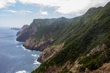Madeira kıyı şeridi uçurumları Küçük patika deniz yürüyüşleri