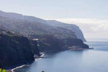 Madeira kıyı şeridi uçurumları Küçük patika deniz yürüyüşleri
