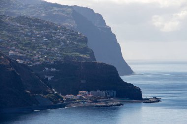 Madeira kıyı şeridi uçurumları Küçük patika deniz yürüyüşleri